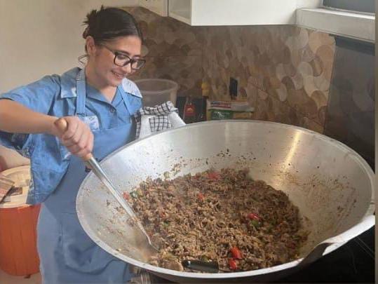 Aktris Prilly Latuconsina saat ikut bantu memasak 300 porsi makanan untuk buka puasa anak yatim di panti asuhan. (Foto: via Instagram @prillylatuconsina96).