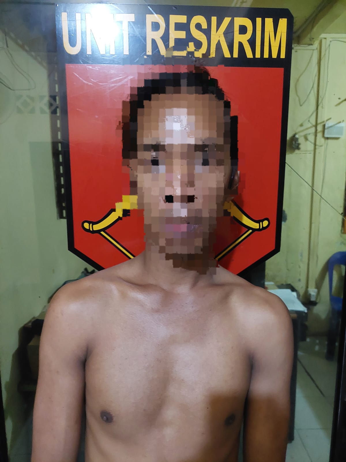 Pelaku EE saat diamankan di Mapolsek Tanjungpinang Kota. (Foto: Ist/ Polsek Tanjungpinang Kota).