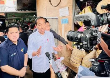 Presiden Jokowi didampingi Menteri BUMN Erick Thohir (kiri) memberikan keterangan pers, usai mengunjungi Pasar Tugu Palsigunung Kecamatan Cimanggis Kota Depok, Kamis (13/4/2023). (Foto: Ist/ presidenri.go.id).