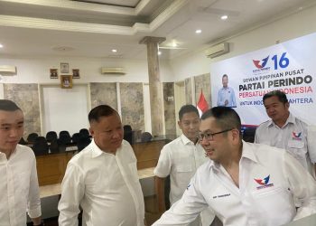 Pertemuan bersama Ketua Umum Partai Perindo Hary Tanoesoedibjo dan Lik Khai (dua kiri), di Kantor DPP Partai Perindo, Jumat (14/4/2023) sore. (Foto: Ist/ Perindo Kepri).