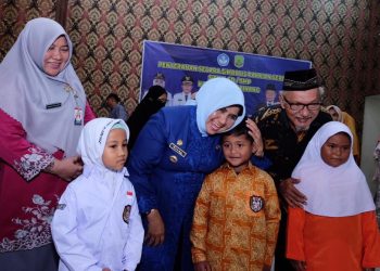 Wali Kota Tanjungpinang, Rahma (tengah) saat penyerahan secara simbolis seragam gratis untuk pelajar SD dan SMP di Tanjungpinang. (Foto: Ist/ Dok.Diskominfo Tanjungpinang).