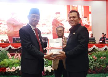 Gubernur Kepri Ansar Ahmad (kanan) terima penghargaan Opini Wajar Tanpa Pengecualian (WTP). (Foto: Ist/ Diskominfo Kepri).