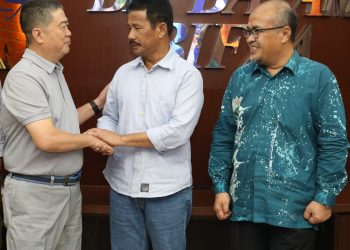 Kepala BP Batam Muhammad Rudi, berjabat tangan dengan CEO Xinyi Glass Holdings Limited, Tung Ching Sai. (Foto: Ist/ Humas BP Batam).