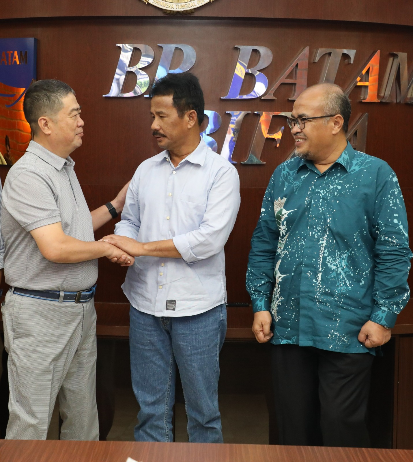 Kepala BP Batam Muhammad Rudi, berjabat tangan dengan CEO Xinyi Glass Holdings Limited, Tung Ching Sai. (Foto: Ist/ Humas BP Batam).