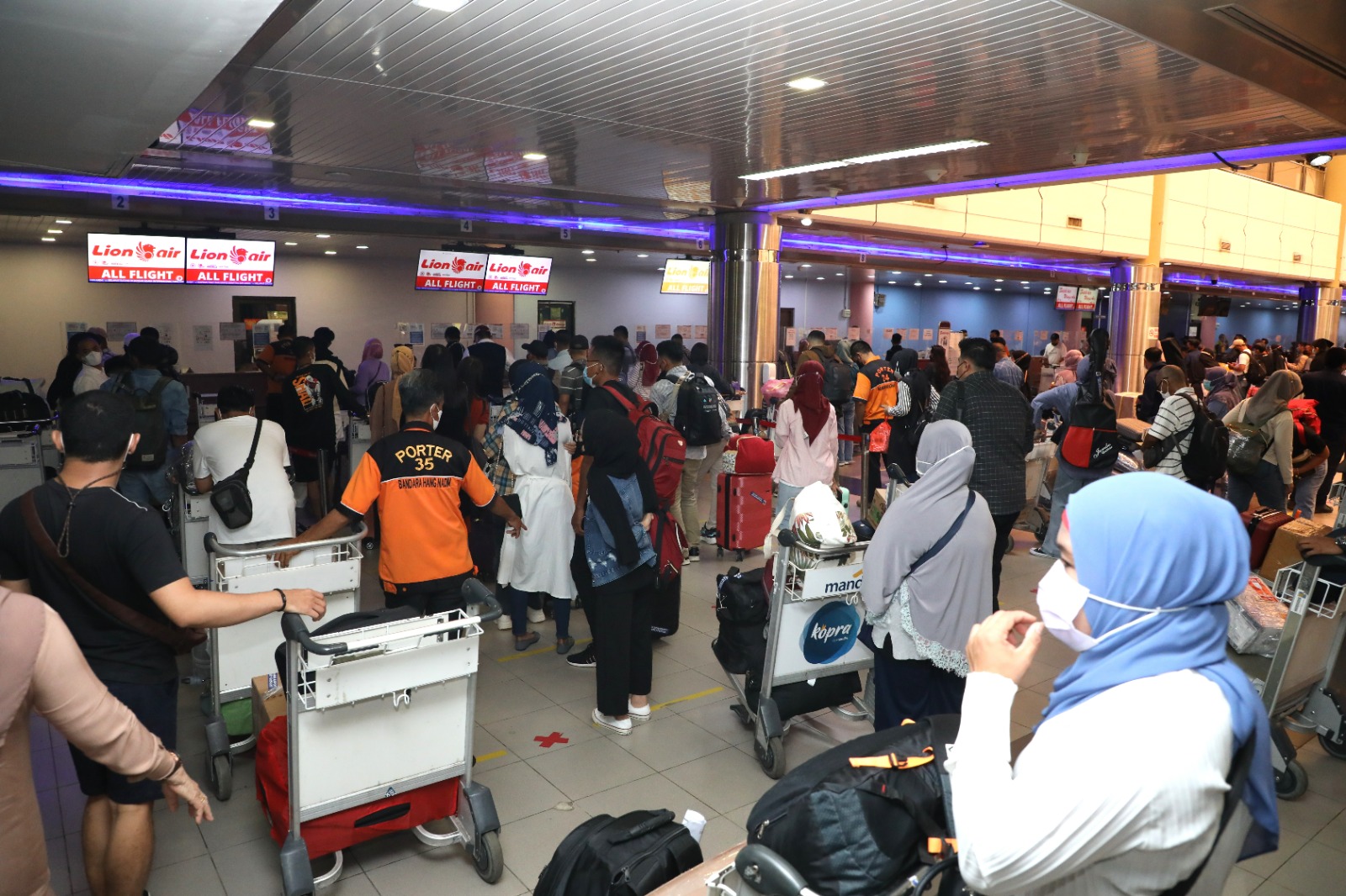 Suasana kepadatan Bandara Internasional Hang Nadim Batam, Selasa (18/4/2023). (Foto: Ist/ BIB).
