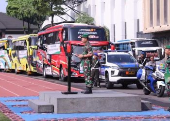 Asisten Personel (Aspers) Kasad Mayjen TNI Darmono Susastro, saat melepas keberangkatan bus untuk Mudik Bersama di Mabesad Jakarta, Selasa (18/4/2023). (Foto: Ist/ Puspenad).