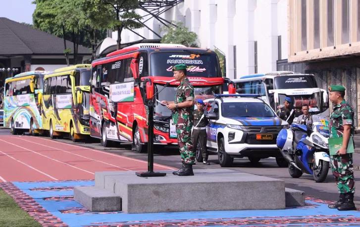 Asisten Personel (Aspers) Kasad Mayjen TNI Darmono Susastro, saat melepas keberangkatan bus untuk Mudik Bersama di Mabesad Jakarta, Selasa (18/4/2023). (Foto: Ist/ Puspenad).
