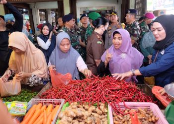 Wali Kota Tanjungpinang Rahma (hijab ungu) saat meninjau harga dan ketersediaan bahan pokok di Pasar Bintan Center, kemarin. (Foto: Ist/ Prokompim Tanjungpinang).