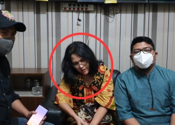 Henny (tengah) saat diamankan tim Tabur Kejagung, Jumat (31/3/2023). (Foto: Ist/ Tim Tabur Kejagung).