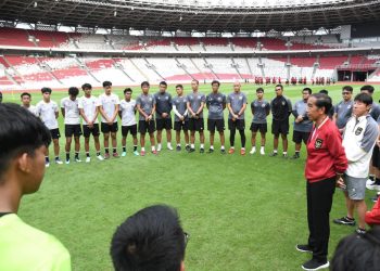Presiden Joko Widodo (jaket merah) bertemu langsung Timnas Garuda U-20 di Gelora Bung Karno, Senayan, Sabtu (1/4/2023). (Foto: Ist/ presidenri.go.id).