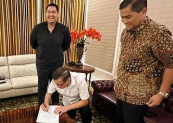 Menpora Dito Ariotedjo (baju hitam) saat mempertemukan pimpinan dua kubu PTMSI, Komjen (Purn) Oegroseno dan pihak Peter Laryadi, di rumah dinas Kompleks Widya Chandra, Jakarta Selatan, Rabu (19/4/2023). (Foto: Ist/ beritakosgoro1957.id).