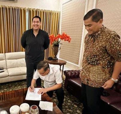 Menpora Dito Ariotedjo (baju hitam) saat mempertemukan pimpinan dua kubu PTMSI, Komjen (Purn) Oegroseno dan pihak Peter Laryadi, di rumah dinas Kompleks Widya Chandra, Jakarta Selatan, Rabu (19/4/2023). (Foto: Ist/ beritakosgoro1957.id).