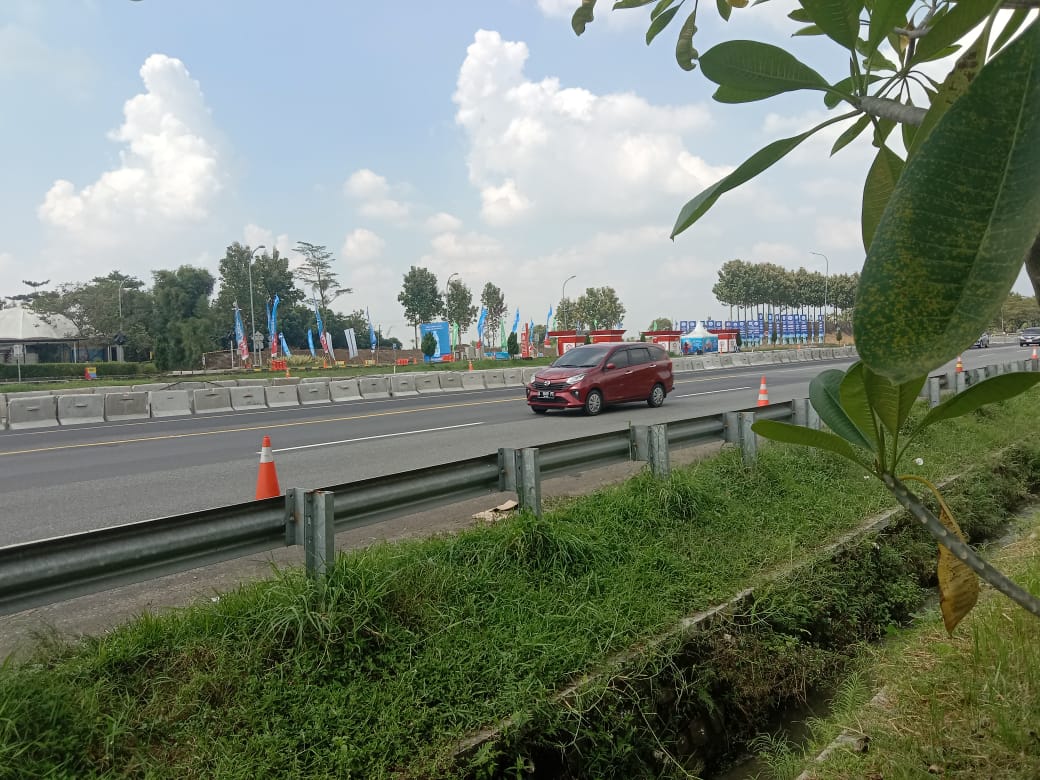 Kondisi jalan tol di KM 130 arah Jakarta pada Senin (24/4/2023) siang, masih dalam keadaan lengang. (Foto: HMS/ A Ristanto).
