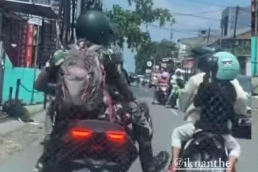 Tangkapan layar dari video saat seorang prajurit TNI tendang motor ibu bonceng anaknya, yang viral di media sosial. (Foto: Ist/ via Instagram).