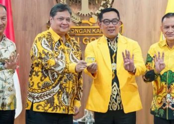 Ketum Golkar Airlangga Hartarto (dua kiri) dan Gubernur Jawa Barat Ridwan Kamil (dua kanan) diapit Sekjen Lodewijk Freidrich Paulus dan Wakil Ketua Umum Agus Gumiwang Kartasasmita (kiri). ( Foto: Ist/ beritakosgoro57.id).