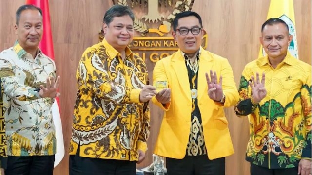 Ketum Golkar Airlangga Hartarto (dua kiri) dan Gubernur Jawa Barat Ridwan Kamil (dua kanan) diapit Sekjen Lodewijk Freidrich Paulus dan Wakil Ketua Umum Agus Gumiwang Kartasasmita (kiri). ( Foto: Ist/ beritakosgoro57.id).