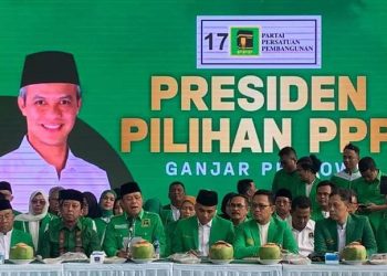 Plt Ketua Umum PPP Muhammad Mardiono (ketiga kiri) saat mendeklarasikan Ganjar Pranowo sebagai calon presiden 2024, hasil Rapimnas V di Sleman DIY pada Rabu (26/4/2023). (Foto: Ist/ Dok.Pribadi).