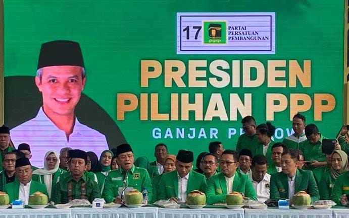 Plt Ketua Umum PPP Muhammad Mardiono (ketiga kiri) saat mendeklarasikan Ganjar Pranowo sebagai calon presiden 2024, hasil Rapimnas V di Sleman DIY pada Rabu (26/4/2023). (Foto: Ist/ Dok.Pribadi).