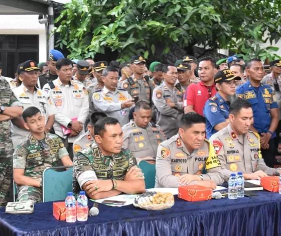 Pangdam Jaya Mayjen TNI Mohamad Hasan (depan kiri) didampingi Kapolda Metro Jaya Irjen Pol Karyoto, menyimak paparan Tactical Wall Game (TWG) dalam rangka antisipasi aksi unjuk rasa Peringatan Hari Buruh (Mayday) 1 Mei 2023. (Foto: Ist/ Pendam Jaya).