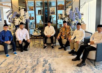 Presiden Joko Widodo (tengah) duduk bersama lima ketua umum partai politik (dari kiri), Zulkifli Hasan (PAN), Prabowo Subianto (Gerindra), Airlangga Hartarto (Golkar), Muhaimin Iskandar (PKB) dan Mardiono (PPP). (Foto: Ist/ presiden.go.id).