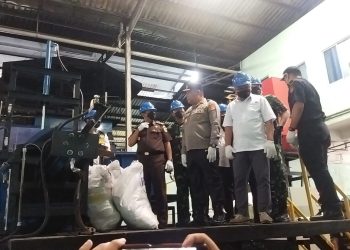 Proses pemusnahan ballpress yang dilakukan Dirjen Bea dan Cukai, di PT Desa Air Cargo Punggur, Batam, Senin (3/4/2023). (Foto: HMS/ Sarma).