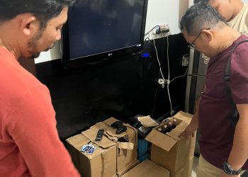 Jajaran kepolisian Polresta Barelang, dari Polsek Lubuk Baja dan Polsek Batuaji mengamankan ratusan miras berbagai merek, dalam Operasi Pekat Seligi 2023 di Kota Batam, Minggu (2/4/2023). (Foto: Ist/ Polresta Barelang).