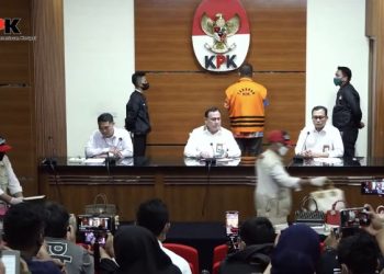 Mantan pejabat Direktorat Jenderal Pajak Kementerian Keuangan (Kemenkeu) Rafael Alun Trisambodo, mengenakan rompi oren sebagai tahanan KPK, Senin (3/4/2023). (Foto: Ist/ KPK).