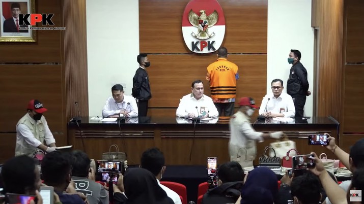 Mantan pejabat Direktorat Jenderal Pajak Kementerian Keuangan (Kemenkeu) Rafael Alun Trisambodo, mengenakan rompi oren sebagai tahanan KPK, Senin (3/4/2023). (Foto: Ist/ KPK).