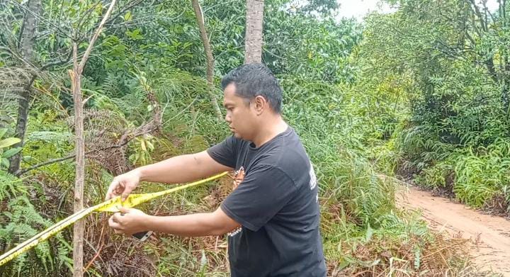 Lokasi tempat dibuangnya limbah diduga B3 dipasang police line, di kawasan pemukiman perbatasan kelurahan Tanjungpermai - Tanjunguban, Kabupaten Bintan. (Foto: HMS/ Yulita Dani).
