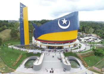 Masjid Tanwirun Naja atau dikenal dengan sebutan Masjid Tanjak, yang kian ramai dikunjungi saat Ramadan. Jadi lokasi favorit ngabuburit. (Foto: Ist/ Humas BP Batam).