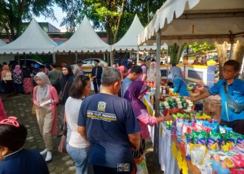 Warga Tanjungpinang antusias mengunjungi pasar murah Ramadan di halaman Gedung Sentra IKM Tengku Mandak, Bintan Center, yang dimulai hari ini, Selasa (4/4/2023). (Foto: Ist/ Diskominfo Tanjungpinang).