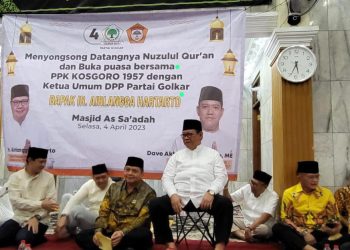 Ketua Umum Golkar Airlangga Hartarto (tiga dari kiri) buka puasa bersama Kosgoro 1957 di Masjid Besar As Sa'adah, Pondok Kelapa, Jakarta Timur, Selasa (4/4/2023). (Foto: HMS/ A Ristanto).
