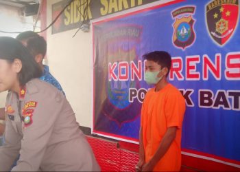 Kapolsek Batu Aji, Kompol Restia Guchy dalam konferensi pers kasus pencabulan yang dilakukan PS, Kamis (6/4/2023). (Foto: Ist/ Polsek Batuaji).