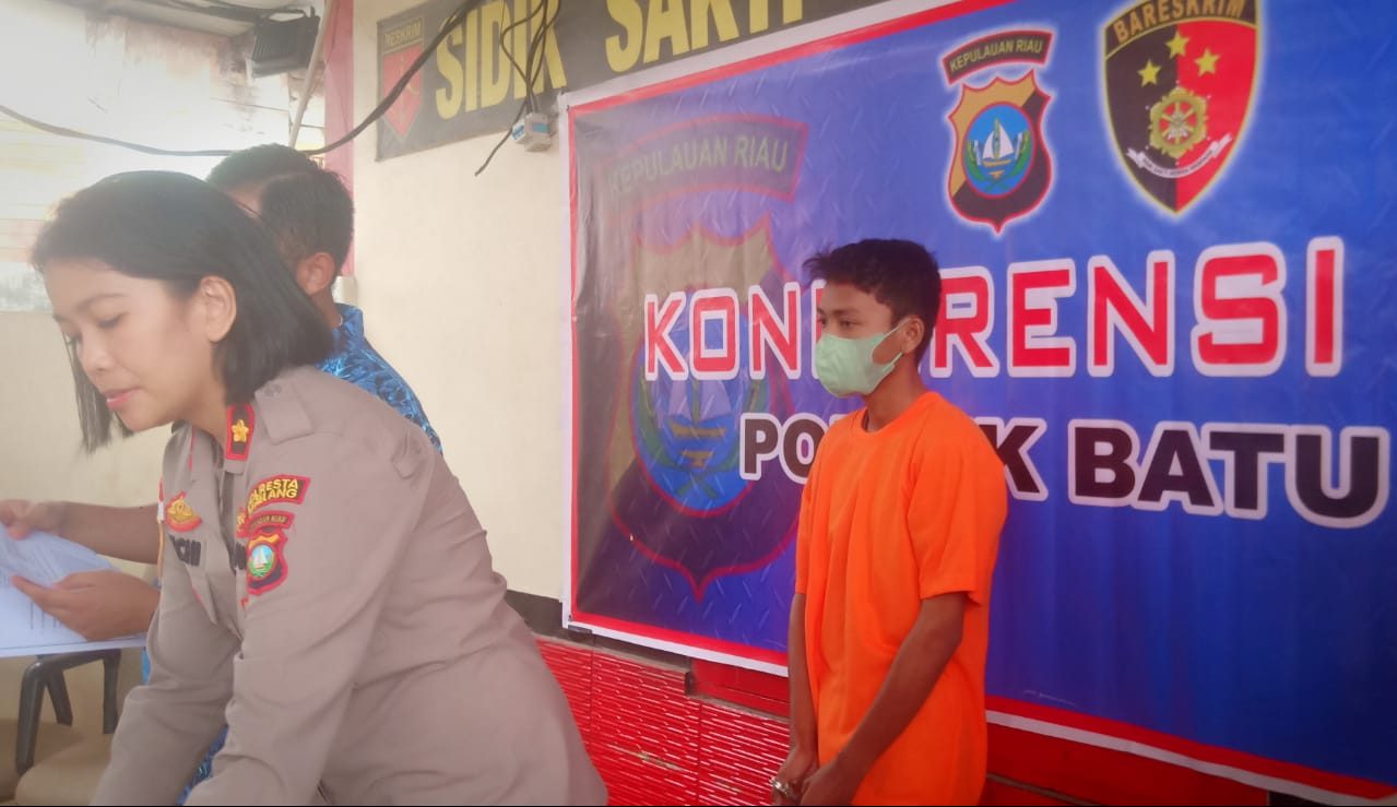 Kapolsek Batu Aji, Kompol Restia Guchy dalam konferensi pers kasus pencabulan yang dilakukan PS, Kamis (6/4/2023). (Foto: Ist/ Polsek Batuaji).