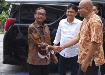 Pertemuan Menkopolhukam RI Mahfud MD (kiri) dengan Ketua KKPPMP Pastoral Pangkalpinang, Romo Paschal di Shelter Santa Theresia, Sekupang, Batam, Rabu (5/4/2023) sore. (Foto: Ist/ Roy).