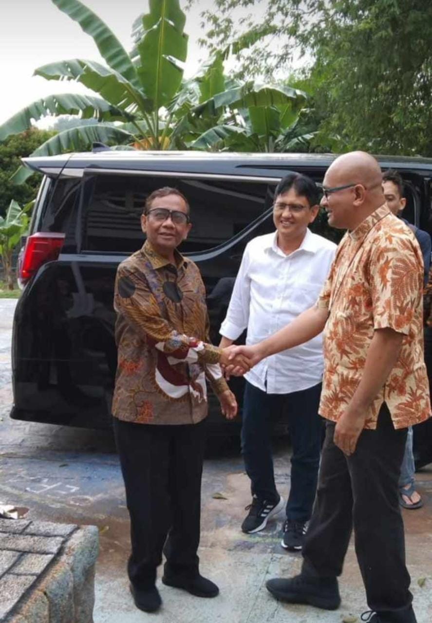 Pertemuan Menkopolhukam RI Mahfud MD (kiri) dengan Ketua KKPPMP Pastoral Pangkalpinang, Romo Paschal di Shelter Santa Theresia, Sekupang, Batam, Rabu (5/4/2023) sore. (Foto: Ist/ Roy).