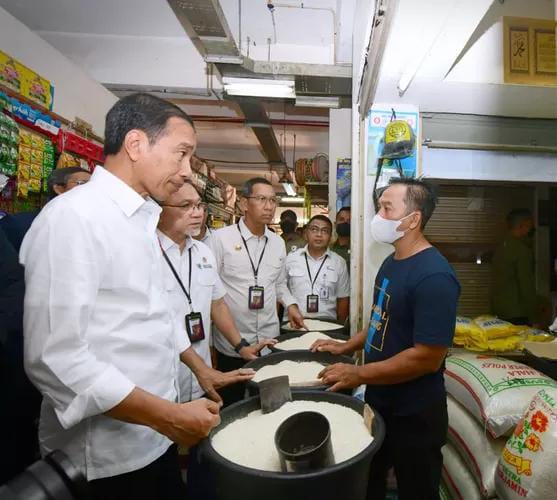 Presiden Jokowi saat mengecek harga beras di Pasar Johar Baru, Jakarta Pusat, Rabu (5/4/2023). (Foto: Ist/ presidenri.go.id).