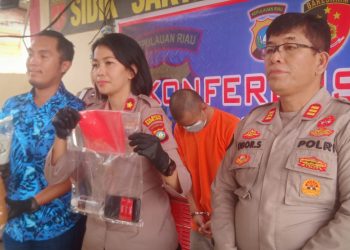 Kapolsek Batuaji, Kompol Restia Guchy (tengah) saat konferensi pers kasus sodomi pelaku AR, Kamis (6/4/2023). (Foto: Ist/ Polsek Batuaji).