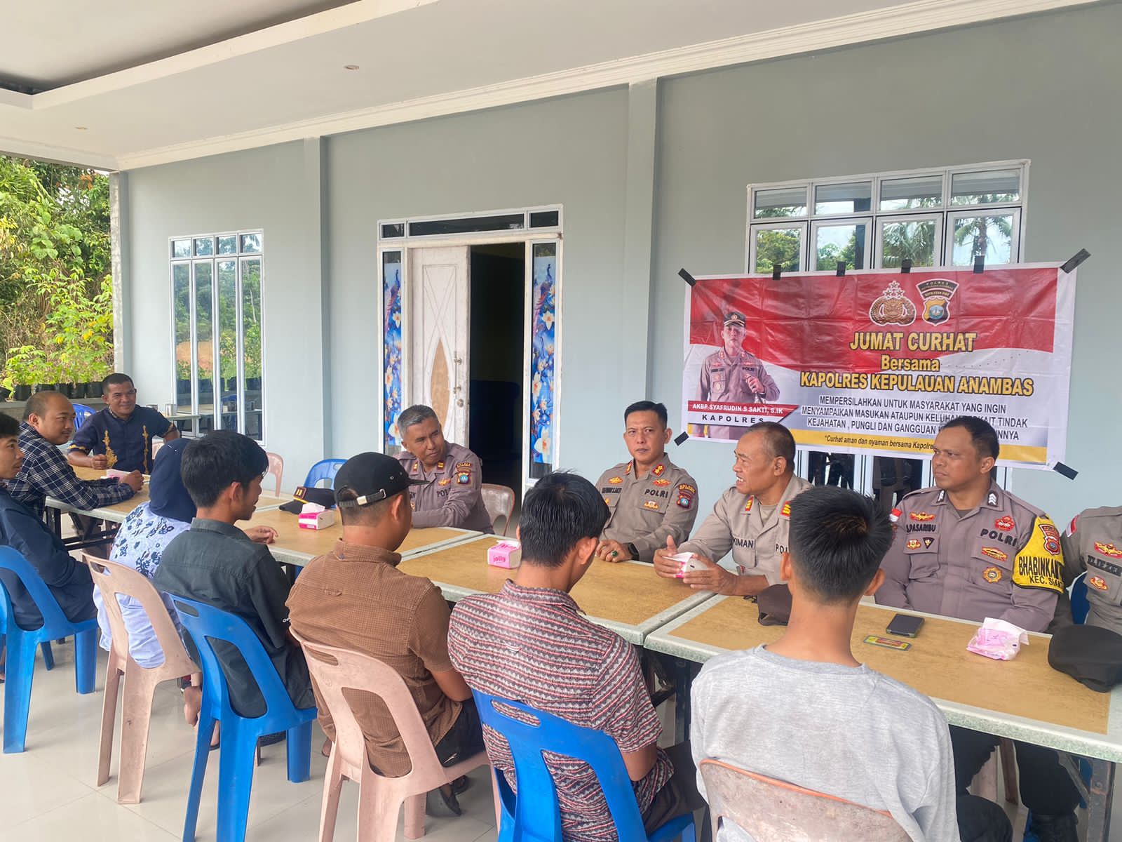 Suasana Jumat Curhat yang digelar Polres Kepulauan Anambas di Warung Basri, Kecamatan Siantan, Kabupaten Kepulauan Anambas, Jumat (7/4/2023). (Foto: Ist/ Polres Anambas).