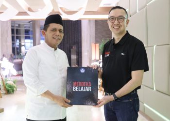 Gubernur Kepri Ansar Ahmad (kiri), bersama Dirjen Dikdasmen Kemendikbudristek RI, Iwan Syahril. (Foto: Ist/ Diskominfo Kepri).