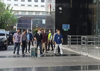 Bupati Meranti Muhammad Adil (baju hitam) tampak telah tiba di gedung KPK, Jumat (7/4/2023) sore. (Foto: Ist/ detikcom-Wildan).