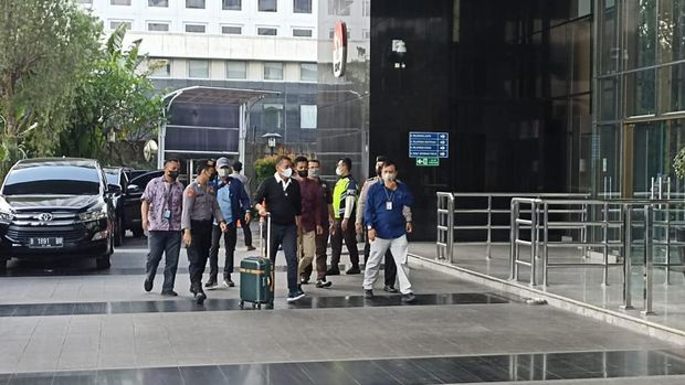 Bupati Meranti Muhammad Adil (baju hitam) tampak telah tiba di gedung KPK, Jumat (7/4/2023) sore. (Foto: Ist/ detikcom-Wildan).