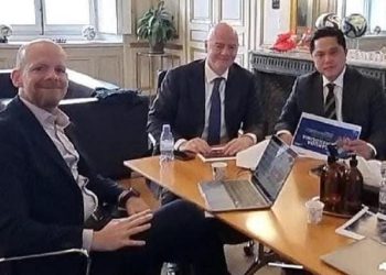 Ketua Umum PSSI Erick Thohir (kanan) saat bertemu dengan Presiden FIFA Gianni Infantino (tengah). (Foto: Ist/ PSSI).
