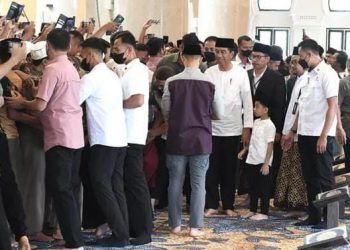 Presiden Jokowi menggandeng sang cucu Jan Ethes, usai Salat Jumat di Masjid Sheikh Zayed, Surakarta, Jumat (7/4/2023). (Foto: Ist/ presidenri.go.id).
