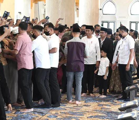 Presiden Jokowi menggandeng sang cucu Jan Ethes, usai Salat Jumat di Masjid Sheikh Zayed, Surakarta, Jumat (7/4/2023). (Foto: Ist/ presidenri.go.id).