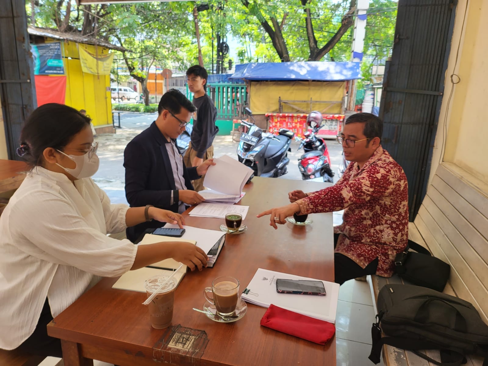 Pengacara PT WJL dan PT SAI, Mangatur Nainggolan (batik merah) saat pemeriksaan dokumen perkara terkait utang PT LBU. (Foto: Ist/ Dok.Pribadi).