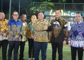 Ketua Umum Partai Demokrat Agus Harimurti Yudhoyono dan Wakil Ketua Umum Partai Demokrat Edhie Baskoro Yudhoyono, menyambut kedatangan Ketua Umum Partai Golkar Airlangga Hartarto (tiga dari kanan) di Puri Cikeas, Kabupaten Bogor, Jawa Barat, Sabtu (29/4/2023) lalu. (Foto: Ist/ beritakosgoro57.id).