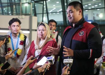 Menteri Pemuda dan Olahraga Republik Indonesia (Menpora RI) Dito Ariotedjo didampingi Ketua FPTI Yenni Wahid, beri keterangan pers di Bandara Soetta saat menyambut keberhasilan atlet panjat tebing Veddriq Leonardo (kiri), yang raih emas dan pecahkan rekor Kejuaraan Dunia Panjat Tebing di Seoul, Korea Selatan. (Foto: Ist/ Dok.Kemenpora-Egan).