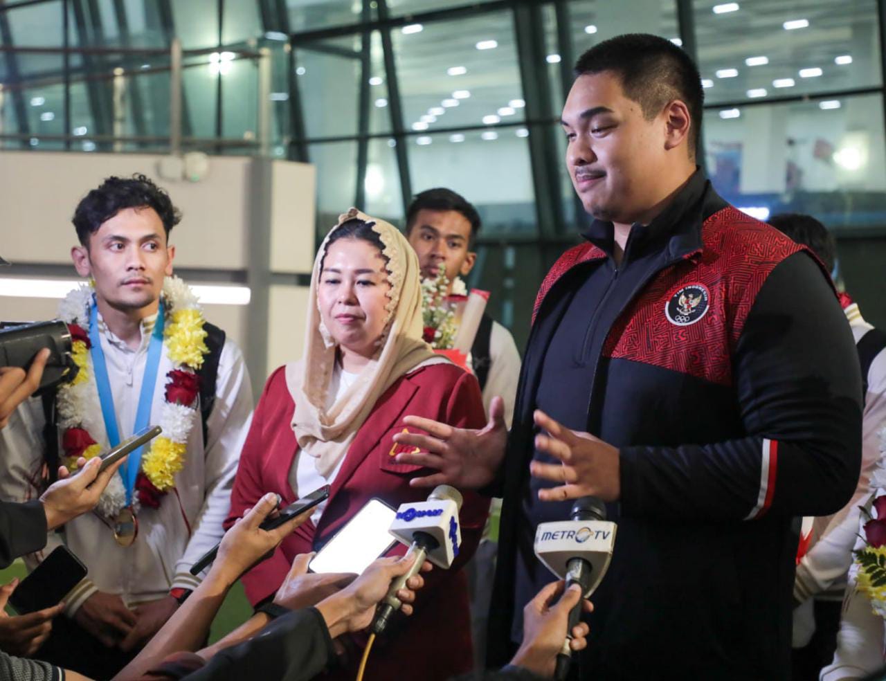 Menteri Pemuda dan Olahraga Republik Indonesia (Menpora RI) Dito Ariotedjo didampingi Ketua FPTI Yenni Wahid, beri keterangan pers di Bandara Soetta saat menyambut keberhasilan atlet panjat tebing Veddriq Leonardo (kiri), yang raih emas dan pecahkan rekor Kejuaraan Dunia Panjat Tebing di Seoul, Korea Selatan. (Foto: Ist/ Dok.Kemenpora-Egan).