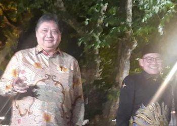 Ketua Umum Partai Golkar Airlangga Hartarto dan Ketua Umum PKB Muhaimin Iskandar (kanan), bersama meninggalkan Istana Jakarta Pusat, usai pertemuan dengan Presiden Jokowi, Selasa (2/5/2023) malam. (Foto: Ist/ detikcom).